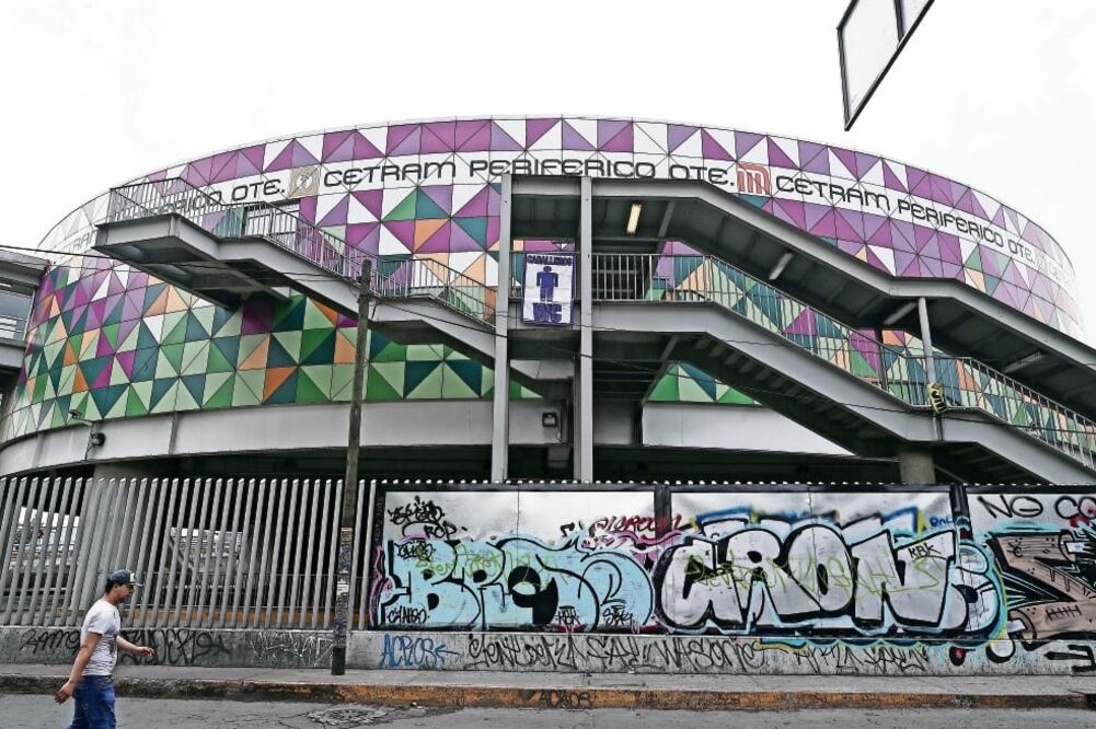 El sitio tiene además de las bahías de ascenso y descenso para el transporte público, espacio para 130 locales comerciales, de los cuales sólo abrieron nueve (ALEJANDRO ACOSTA. EL UNVERSAL)