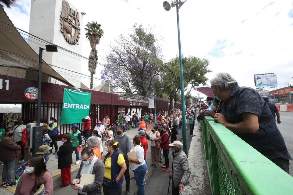 En la Alcaldía Iztapalapa los adultos mayores deben acudir conforme a su cita. Foto: Germán Espinosa/EL UNIVERSAL 