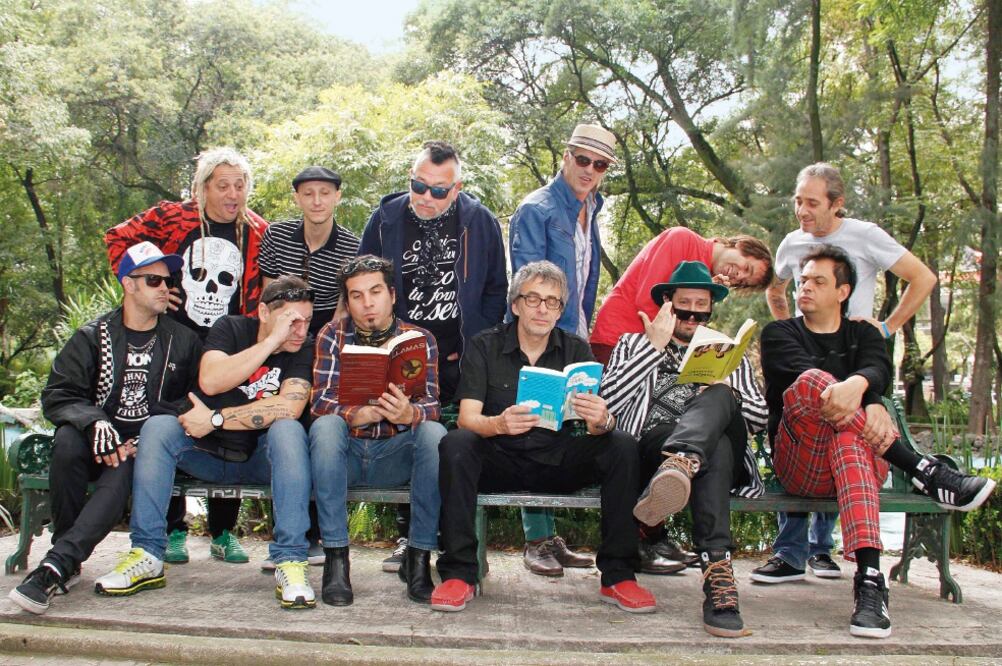 Los músicos, quienes posaron en el Parque España, forman parte de la campaña “Lo importante está en tu cabeza”, para fomentar la lectura (AGUSTÍN SALINAS. EL UNIVERSAL)