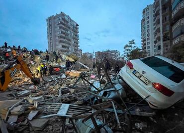 Suman mil 800 muertos y cientos de lesionados tras potente sismo de magnitud 7.8 en Turquía