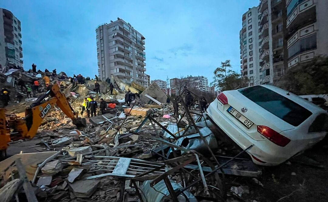 Cuadrillas de socorristas buscan entre los escombros de un edificio a sobrevivientes tras un sismo, en Adana, Turquía. Foto: AP 