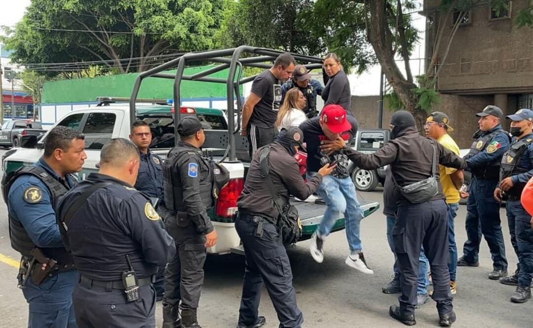 Bajo un fuerte despliegue policiaco, los detenidos fueron trasladados al ministerio público de la 50 agencia investigadora donde se les determinará su situación jurídica. Foto: Especial