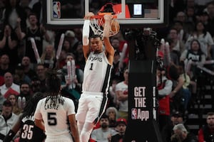 NBA: Wembanyama vuelve tras conmoción cerebral y los Spurs vencen a Blazers para poner la serie 3-1