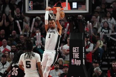 NBA: Wembanyama vuelve tras conmoción cerebral y los Spurs vencen a Blazers para poner la serie 3-1