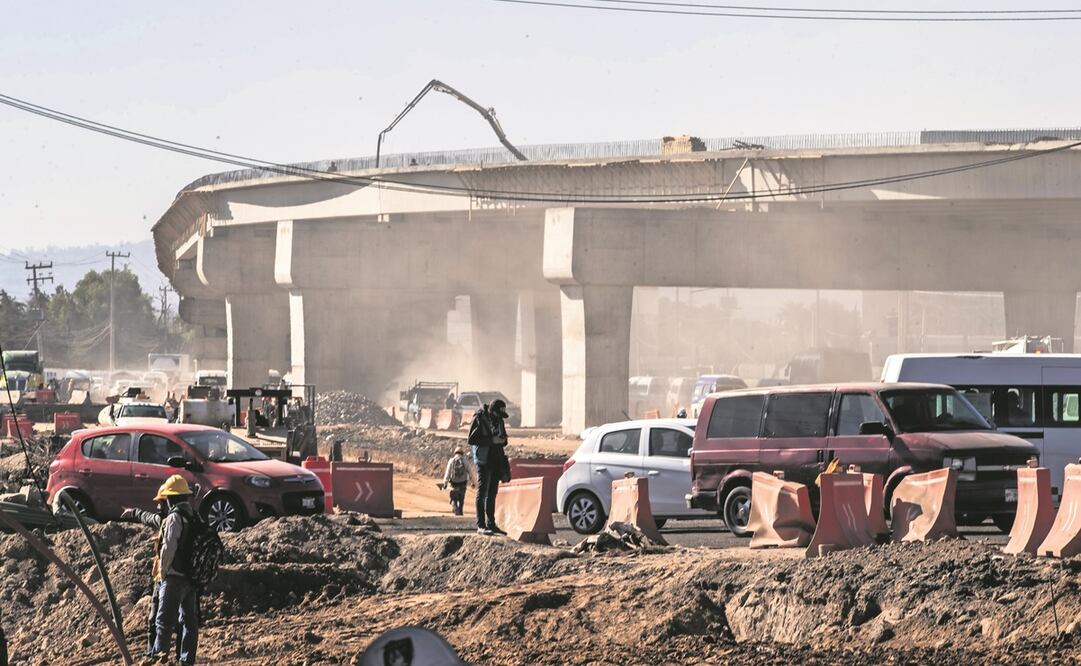 En un recorrido realizado por EL UNIVERSAL por uno de los tres accesos que tendrá el AIFA, se observaron labores intensas para la obra que contará con aforo para 15 mil vehículos, mediante una inversión de 800 millones de pesos. Foto: Germán Espinosa