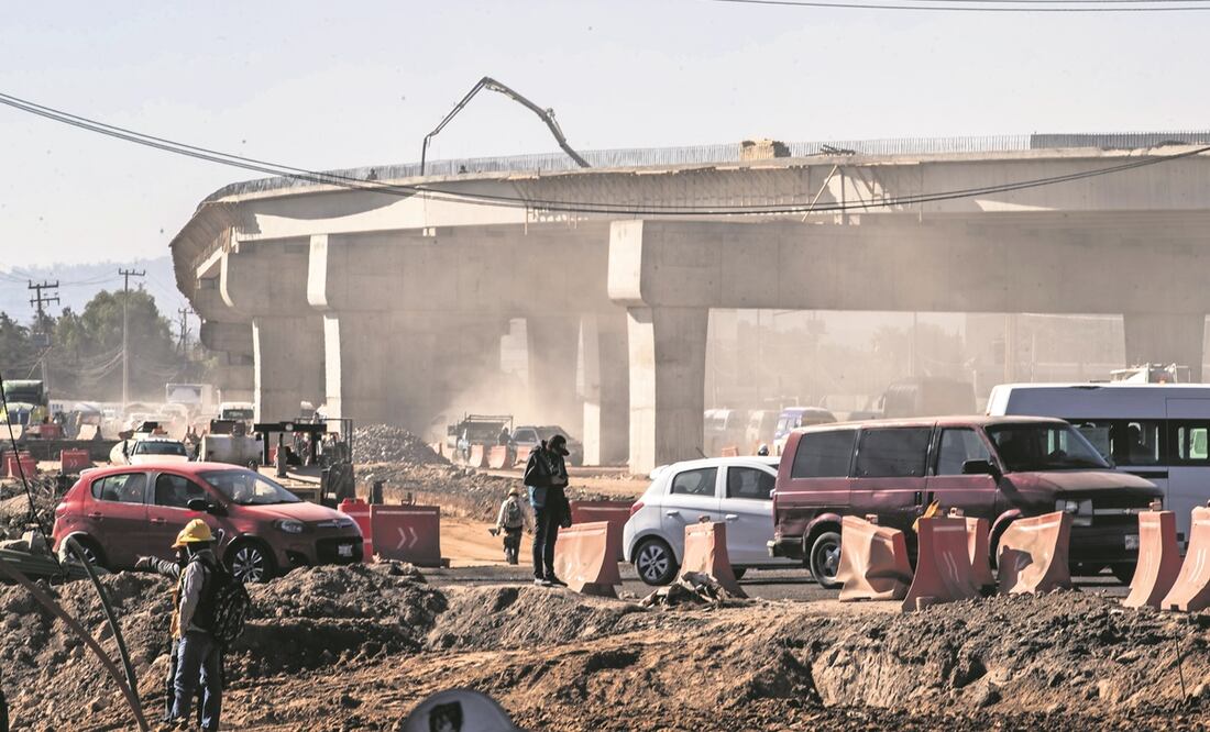 En un recorrido realizado por EL UNIVERSAL por uno de los tres accesos que tendrá el AIFA, se observaron labores intensas para la obra que contará con aforo para 15 mil vehículos, mediante una inversión de 800 millones de pesos. Foto: Germán Espinosa