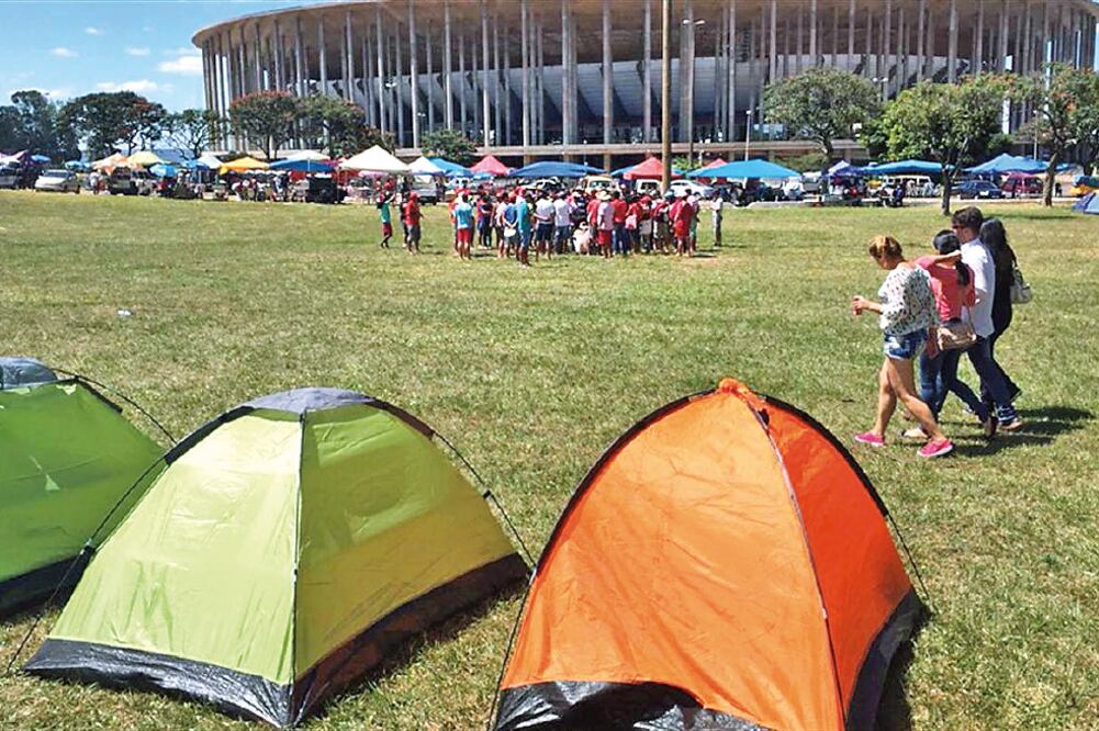 Dos campamentos, uno con brasileños en contra del impeachment a Dilma y otro a favor, han sido instalados en los alrededores del Estadio Nacional Mané Garrincha y en el Parque da Cidade, respectivamente, en Brasilia (ALBERTO ARMENDÁRIZ. LA NACIÓN)