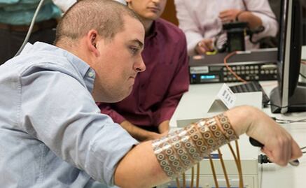 Joven tetrapléjico recupera movilidad en dedos gracias a un chip