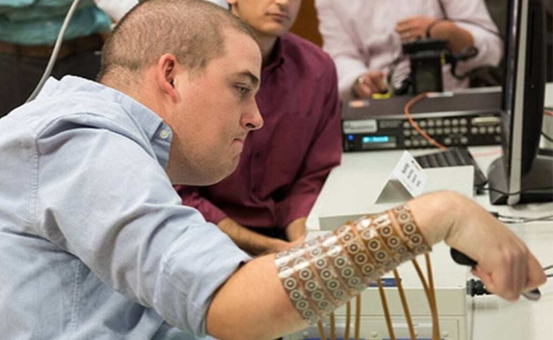 A partir de algoritmos de autoaprendizaje, un ordenador decodifica la actividad neuronal de Burhart y detecta cuándo está pensando en realizar determinado movimiento. Foto: Nature