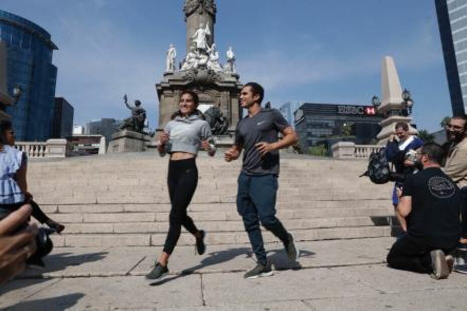 Alfredo Martínez presenta su colección de otoño en el Ángel de la Independencia