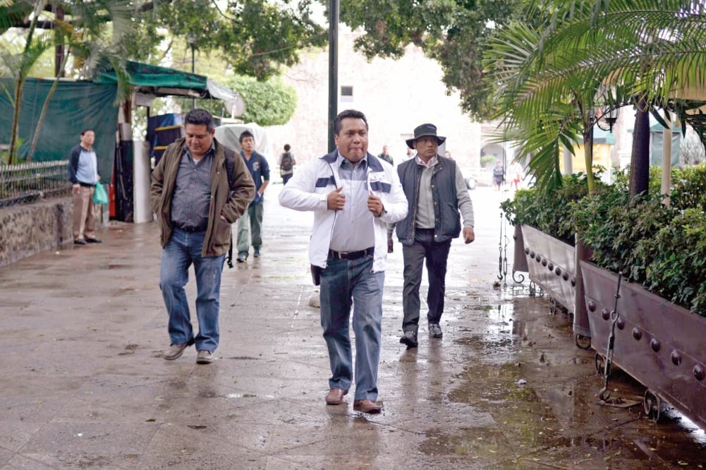 La detención del alcalde con licencia de Tlaquiltenango, Enrique Alonso (centro), no obedece a fines electorales, dice el comisionado de Seguridad (TONY RIVERA. EL UNIVERSAL)