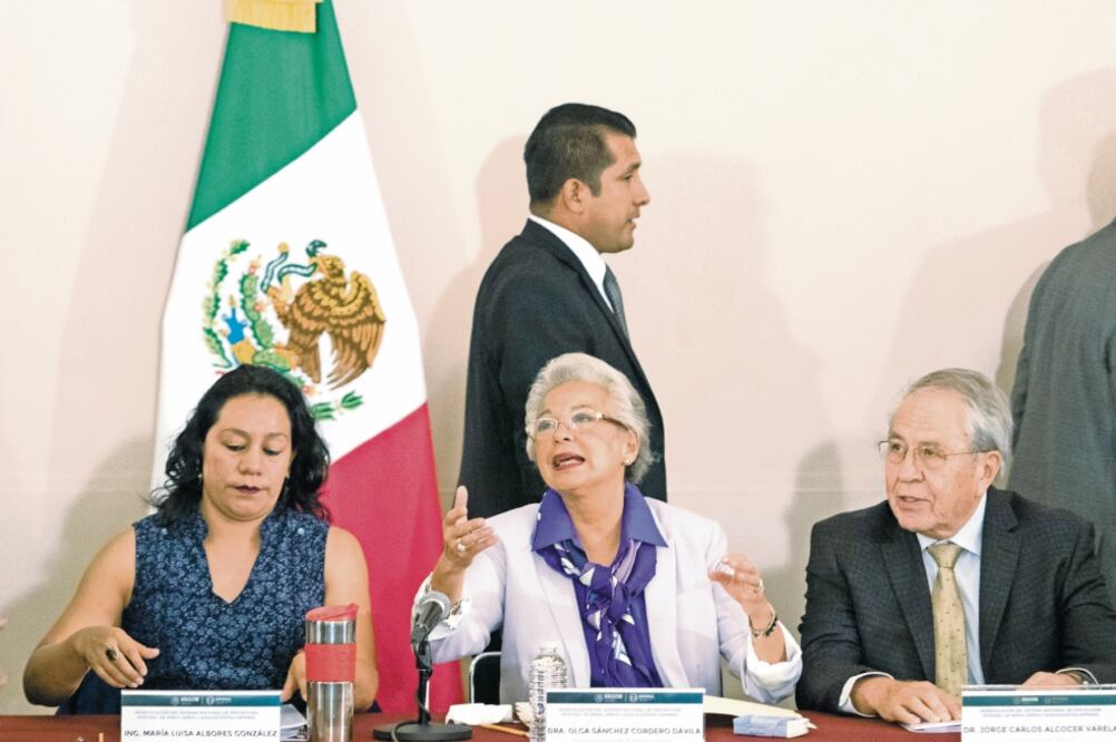 Los secretarios Luisa María Albores, de Bienestar; Olga Sánchez Cordero, de Gobernación, y Jorge Varela, de Salud, ayer en la reinstalación del Sipinna. Foto: Cuartoscuro