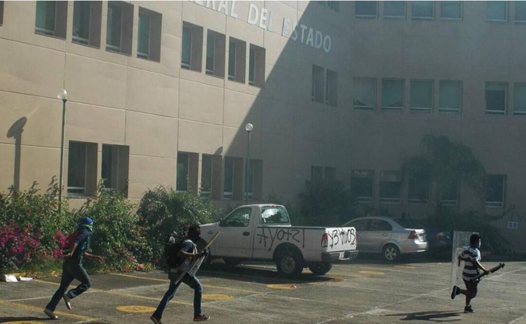 Estudiantes de Ayotzinapa y padres de familia de los 43 normalistas desaparecidos atacaron el edificio de la Fiscalía General del Estado. (Foto: Dassaev Téllez)