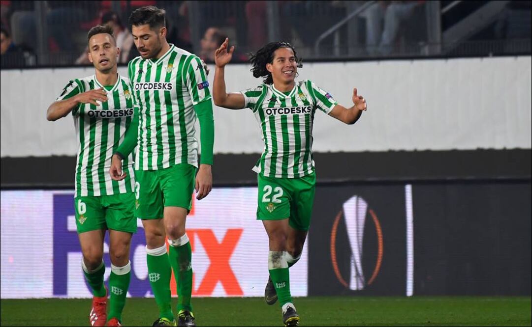 Diego Lainez celebrando su primera anotación con el Betis. FOTO/AFP