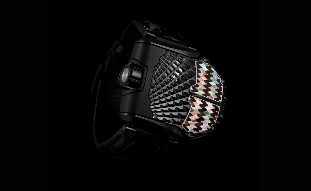 En su caja de 60.23 mm x 48.35 mm de titanio, se aplicó una técnica de incrustación de mosaicos.