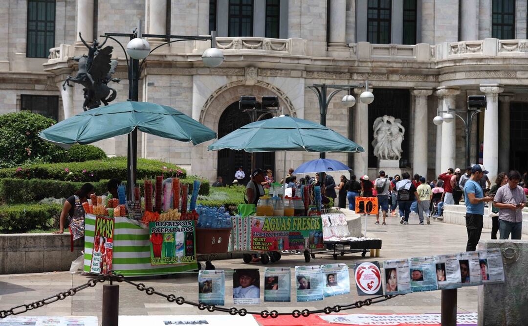 Así luce la explanada del Palacio de Bellas artes, entre ambulantes y policías. Foto: Diego Simón Sánchez