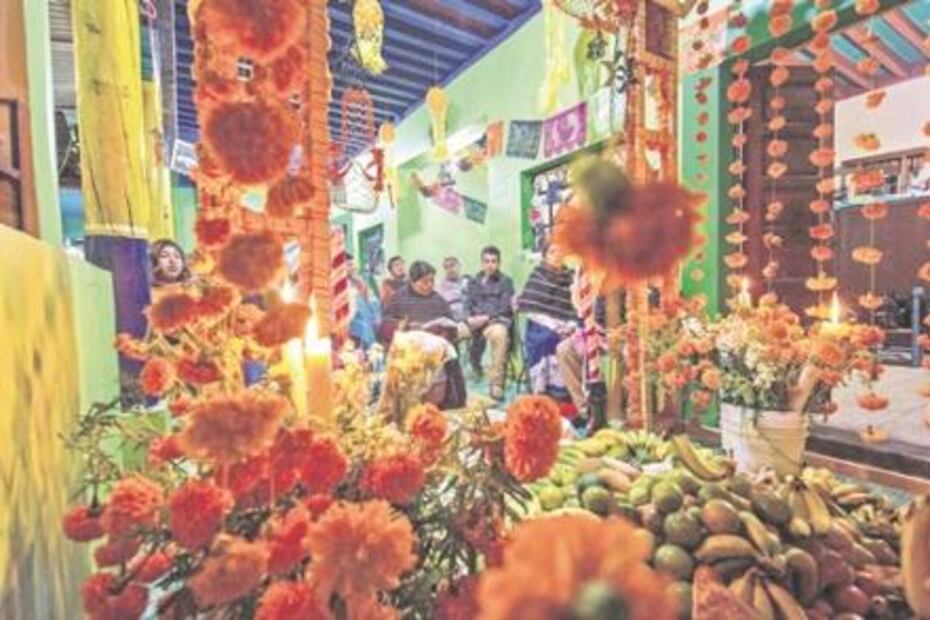Con coloridos y monumentales altares, honran a sus muertos
