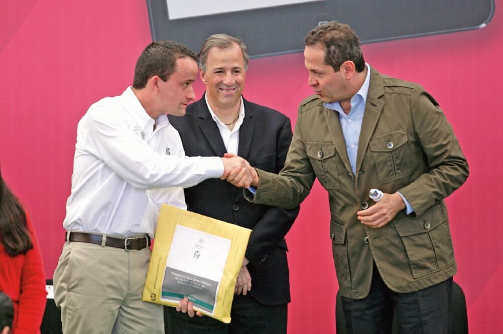 Mikel Arriola, director del IMSS; José Antonio Meade (SEDESOL) y Eruviel Ávila, gobernador del Edomex, en la ceremonia de Afiliación a Servicios Médicos para Estudiantes de Educación Media Superior y Superior (IVÁN STEPHENS. EL UNIVERSAL)