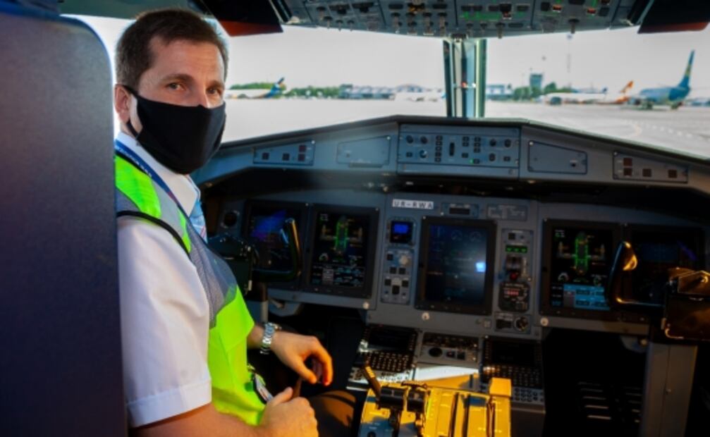 Por qué los pilotos no usan cubrebocas durante un vuelo