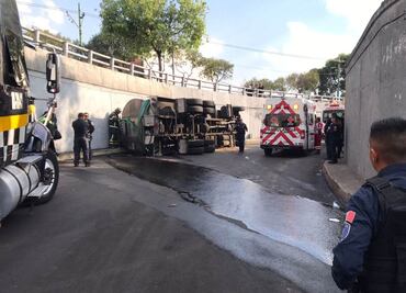 Reportan dos lesionados tras volcadura de pipa de agua en la Venustiano Carranza