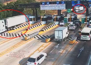 Video: Dos tráileres adaptados con respiradores pasaron por caseta en Chiapas; el segundo se accidentó con migrantes