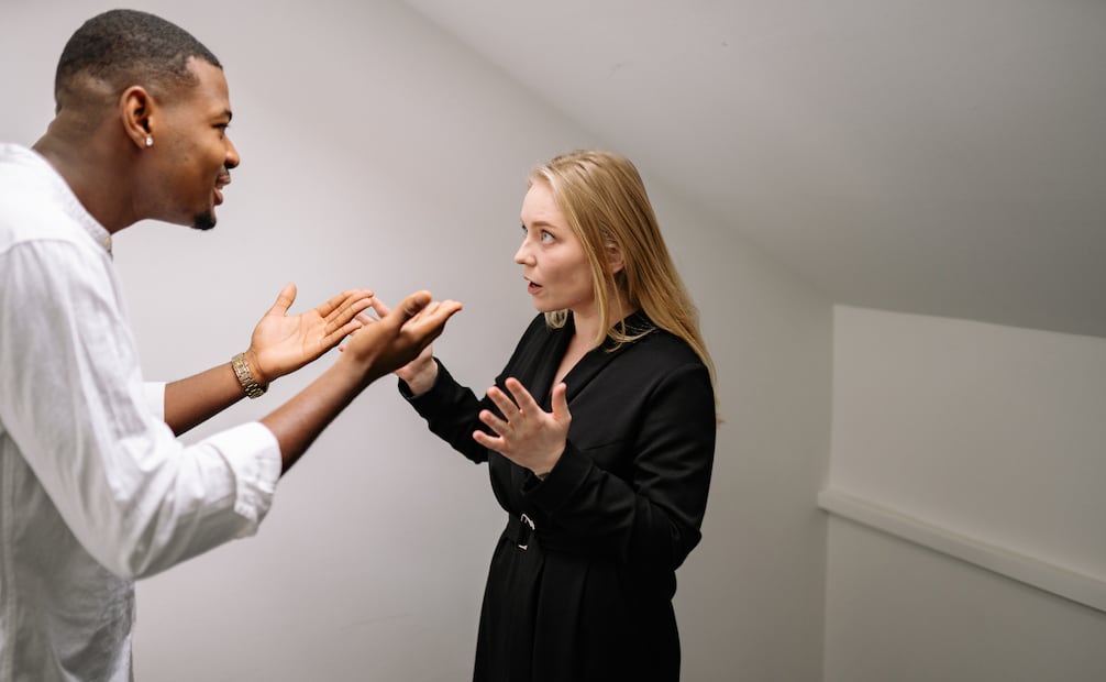 Según la astrología, Mercurio retrógrado puede generar problemas en la comunicación con otras personas, por lo que, para evitar peleas, debes intentar hablar de manera asertiva. Foto: Canva