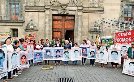 Padres de los 43 normalistas de Ayotzinapa llegan a reunión con AMLO