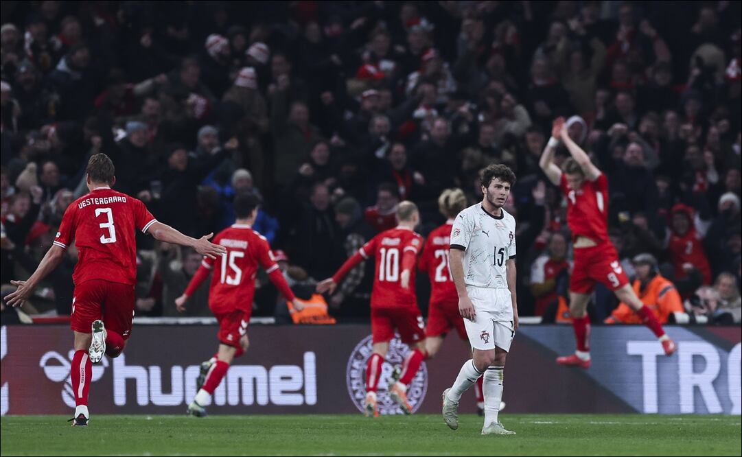 Rasmus Hojlund festejó como Cristiano Ronaldo en el triunfo de Dinamarca / Foto: EFE