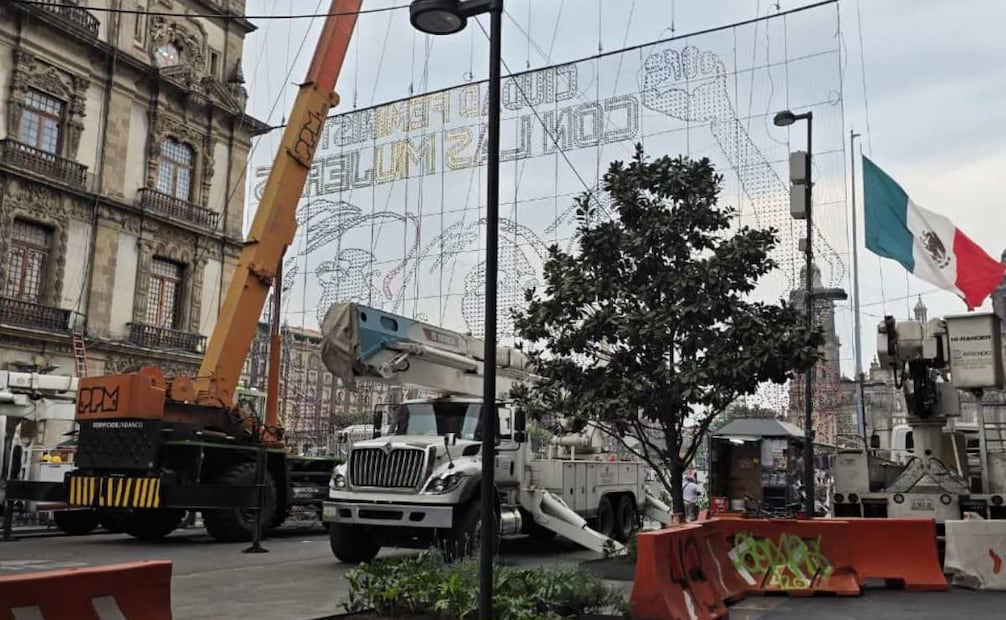 Por primera vez CDMX prepara alumbrado por el Día Internacional de la Mujer; colocan mosaico con elementos decorativos.
Foto: Frida Sánchez.
