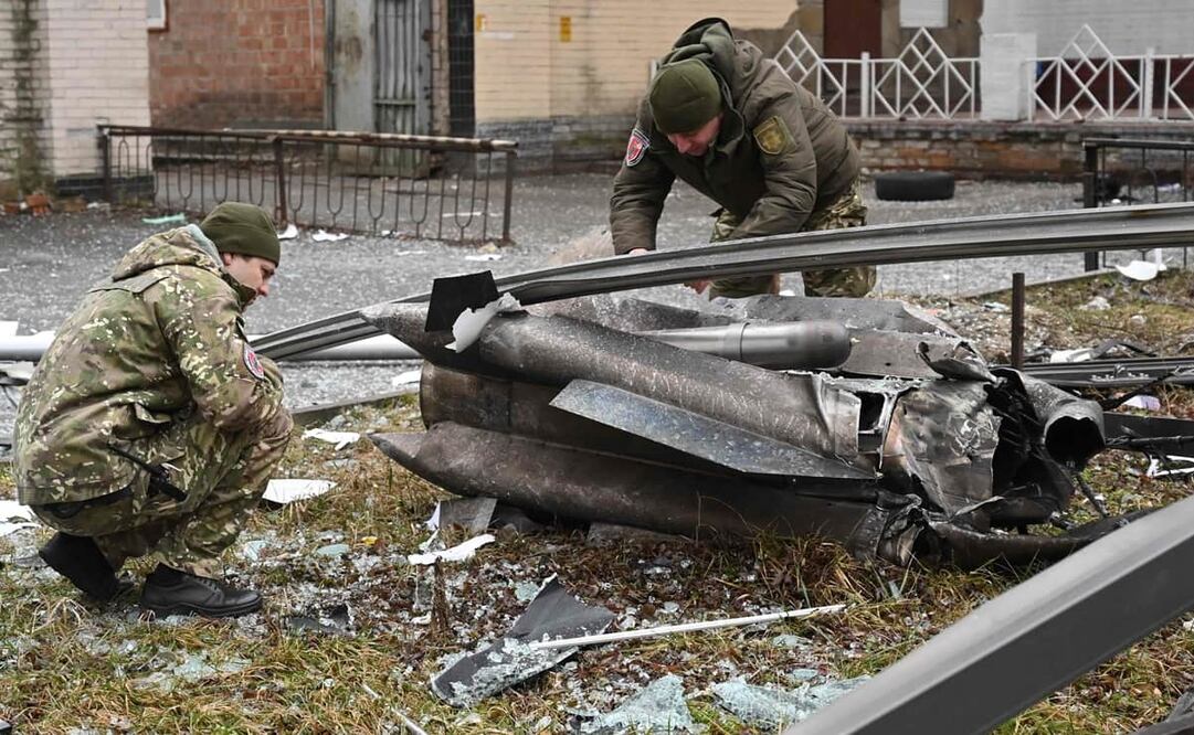 La policía y el personal de seguridad inspeccionan los restos de un proyectil en una calle de Kiev. Foto: Sergei Supinsky. AFP