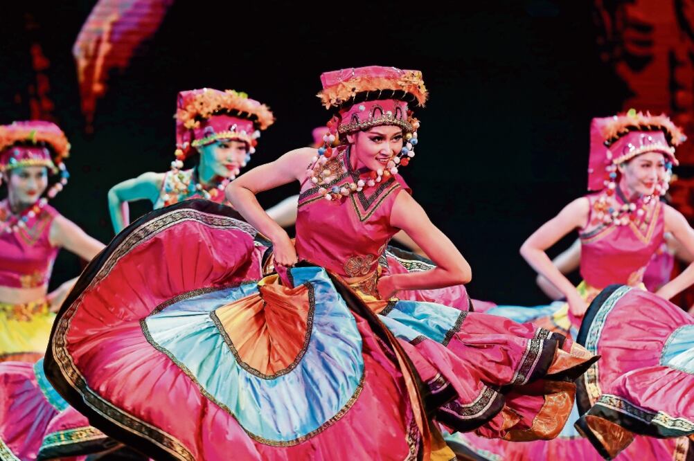 En el espectáculo se presentaron diversos números de danzas populares chinas (YADÍN XOLALPA. EL UNIVERSAL)