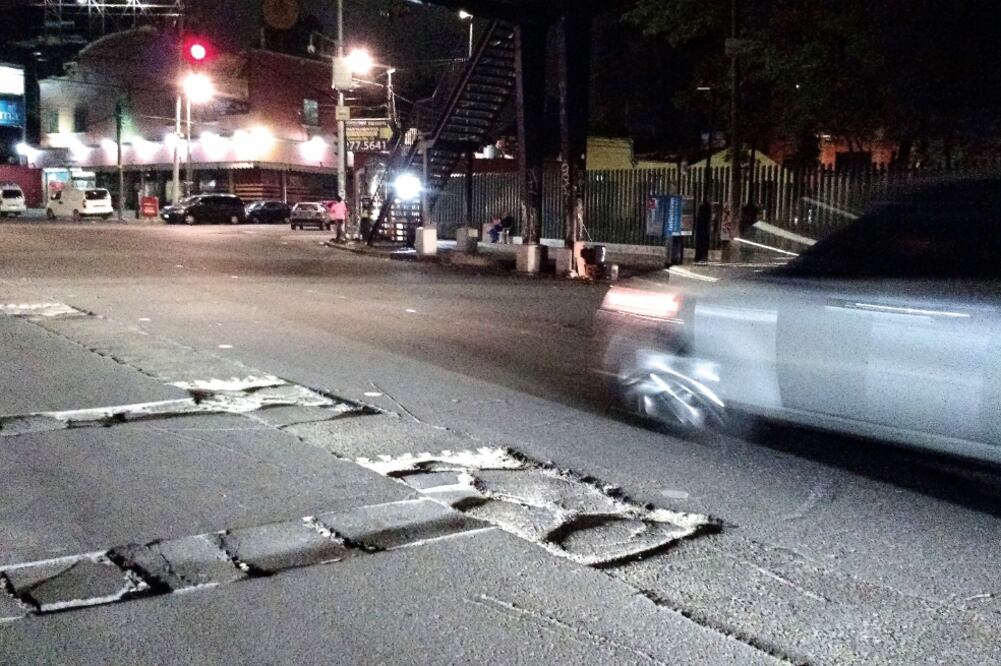 Una de las vialidades que presenta más daños en el asfalto es el Eje 10 Sur —Río de la Magdalena—, en la colonia Progreso Tizapán; el carril de alta velocidad asemeja un campo minado, lo cual pone en peligro a los conductores. FANNY RUIZ-PALACIOS