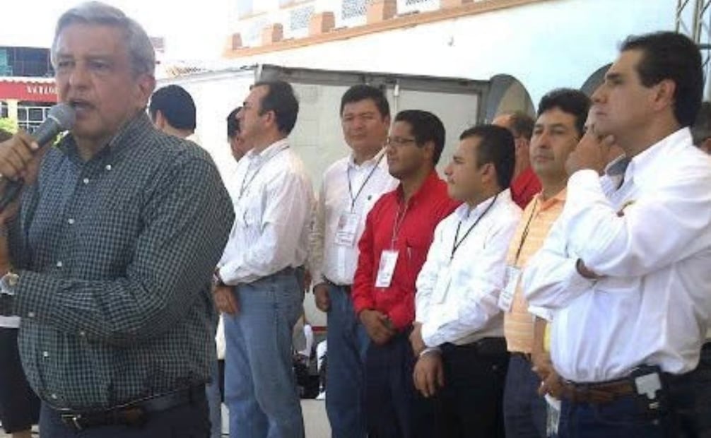 Roldán Álvarez Ayala, hermano de Ramón Ángel Álvarez Ayala "R1", autor intelectual del asesinato del alcalde de Uruapan, Michoacán, Carlos Manzo, durante un mitin de Andrés Manuel López Obrador (AMLO), celebrado en Apatzingán el 24 de julio de 2011. Foto: Facebook Roldan Alvarez Oficial
