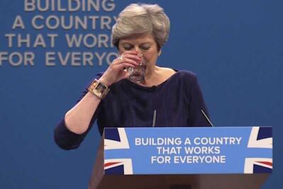 Critican a Theresa May por usar brazalete de Frida Kahlo