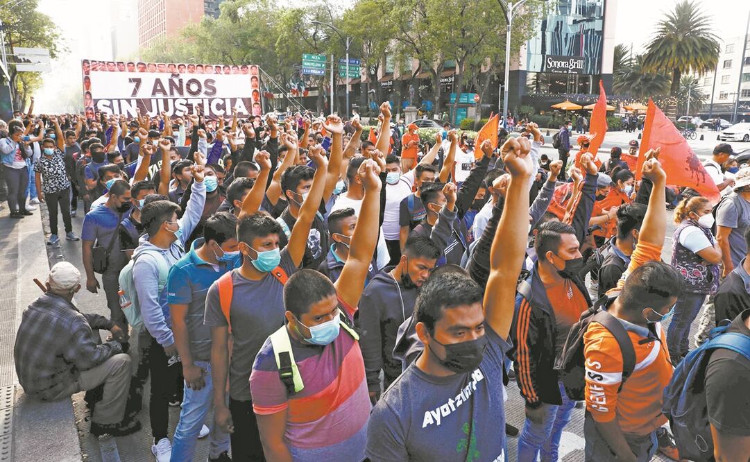 A las 16:20 horas, el contingente salió del Ángel de la Independencia y avanzó por Paseo de la Reforma rumbo al Zócalo; llevaban consigo un pancarta en recuerdo de los siete años de la desaparición de los normalistas. Foto: Diego Simón. EL UNIVERSAL