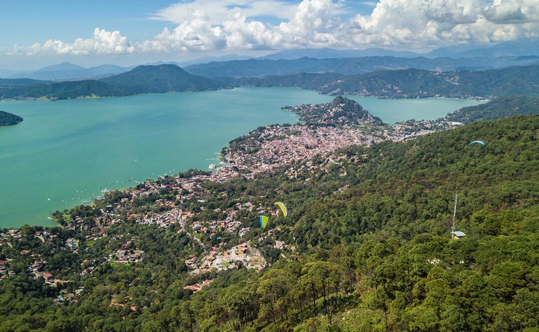 De acuerdo con las proyecciones realizadas por la CANACO, se espera que los Pueblos Mágicos y Con Encanto de la entidad contribuyan con 16 mil 675 millones de pesos a esta derrama económica. Foto: Panorámica de Valle de Bravo/ Especial