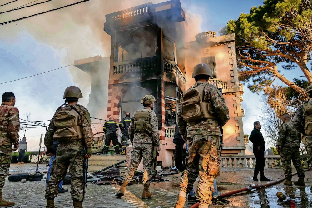 Soldados del ejército libanés y miembros de la defensa civil inspeccionan un edificio que se incendió tras el bombardeo israelí de la aldea de Marjayoun, en el sur del Líbano. Foto: AFP