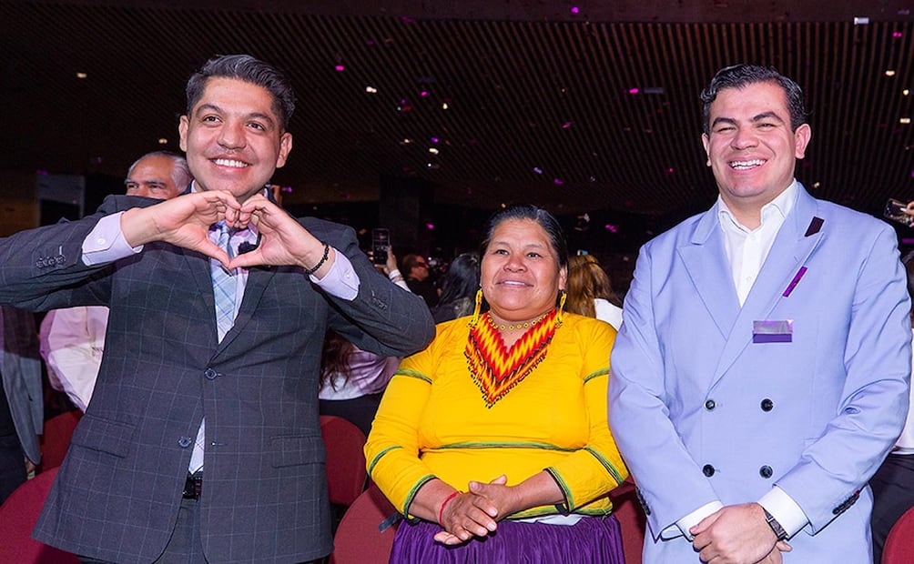 Emmanuel Reyes, Amalia Lopez y Favio Castellanos, en graduación de L'Oreal y Grupo Gaviota. Foto: Edgar Silva Fuentes /El Universal