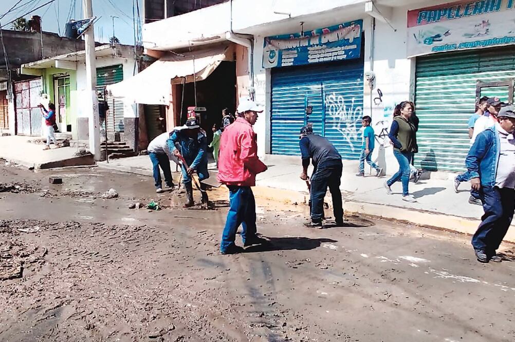 Servidores públicos municipales y vecinos se unieron en las labores de limpieza de las calles de Chimalhuacán tras la tormenta del miércoles. Este fue unos de los ayuntamientos más afectados.