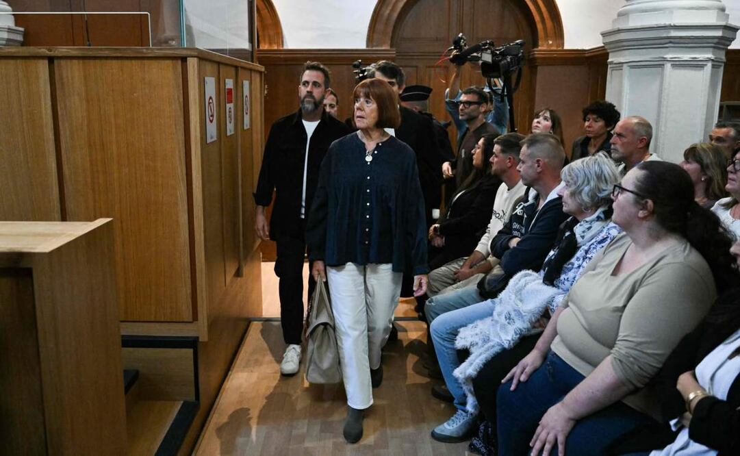 Gisele Pelicot ingresa a la sala del tribunal para el juicio de apelación en el caso de violación de Mazan en el juzgado de Nimes, sur de Francia, el 6 de octubre de 2025. El juicio tendrá lugar en el Tribunal de Apelación de Nimes del 6 al 9 de octubre de 2025. Solo uno de los 51 hombres condenados en Aviñón durante el primer juicio será finalmente juzgado en apelación. Los otros dieciséis que habían apelado retiraron sus apelaciones. El año pasado, Husamettin Dogan, de 44 años, fue condenado a nueve años de prisión por violar a Gisele Pelicot después de que su entonces esposo lo invitara en línea a abusar de ella. Dogan argumenta que fue engañado al creer que ella había consentido. Foto: AFP