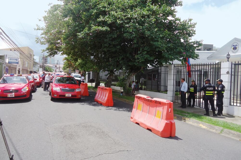 Los integrantes del Frente en contra del Acuerdo Pro Uber y Cabify aseguraron que apoyan al gremio colombiano que busca la no entrada de esta app (JOSÉ MELÉNDEZ. EL UNIVERSAL)