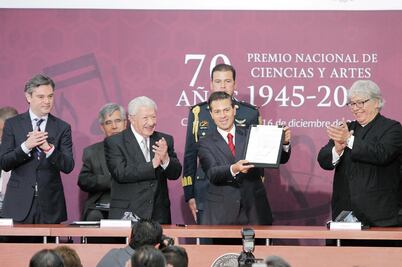 López Tarso hace oídos sordos a preguntas incómodas