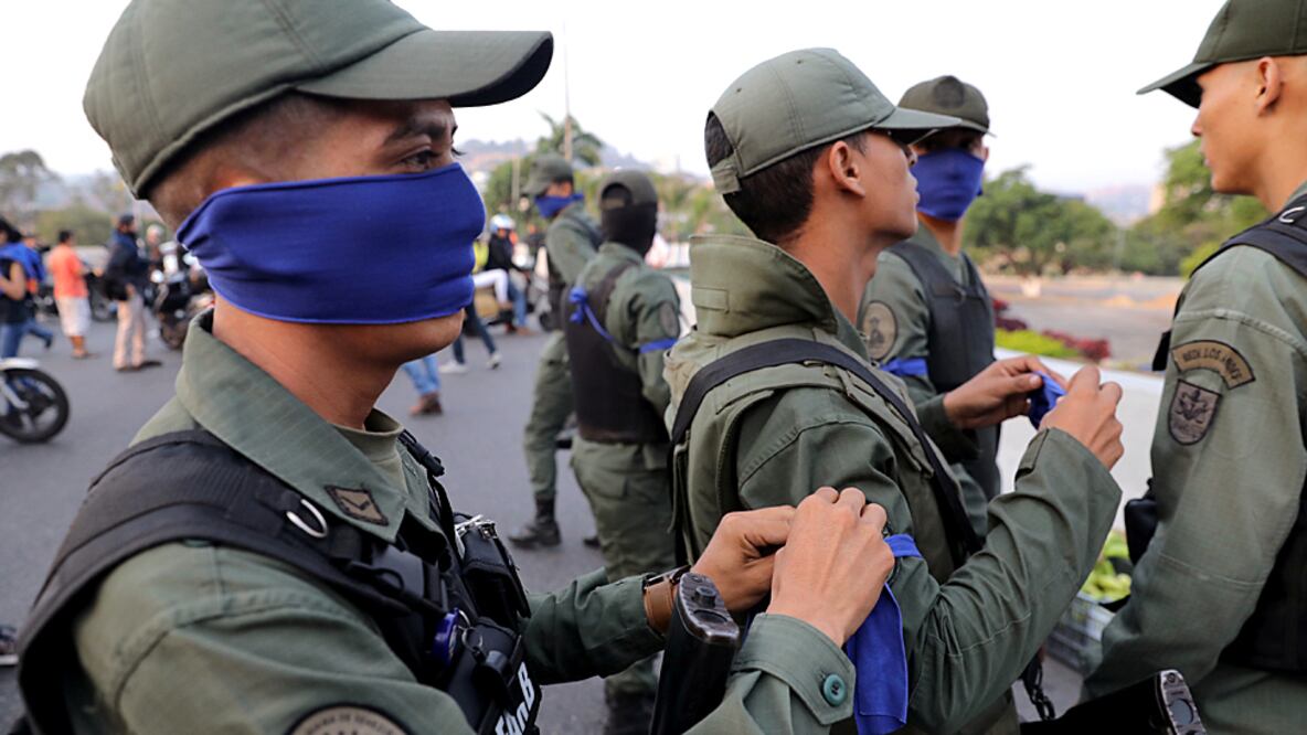 Los militares que apoyan a Juan Guaidó se identifican con la banda de color azul (Foto: Reuters)