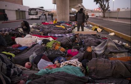 Migrantes que soliciten asilo en EU se quedarán en México, dice Trump