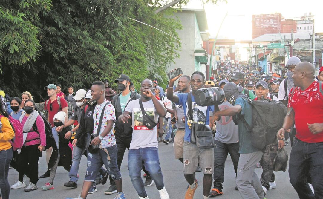 Los migrantes que partieron ayer en una segunda caravana con rumbo a la capital del país aseguran que llevan meses esperando que la Comisión Mexicana de Ayuda a Refugiados les resuelva sus trámites y solicitudes. Foto: María de Jesús Peters/ EL UNIVERSAL.