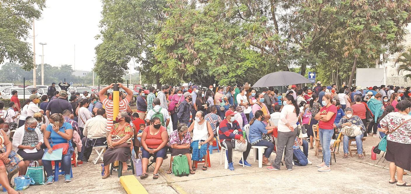 Miles de tabasqueños que resultaron damnificados por las inundaciones hicieron filas durante horas para recibir 10 mil pesos de ayuda que ofreció el gobierno federal. “Estamos en la gracia de Dios”, dicen LEOBARDO PÉREZ. EL UNIVERSAL
