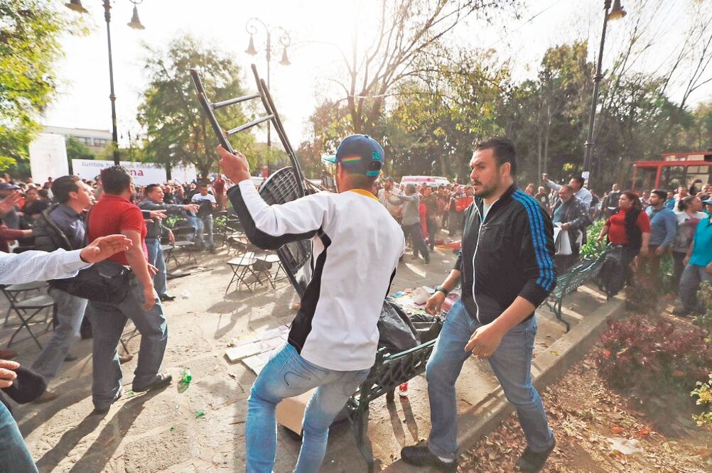 El viernes, simpatizantes del PRD y Morena protagonizaron una pelea a sillazos en la delegación Coyoacán, previo a un mitin de Claudia Sheinbaum (ARCHIVO EL UNIVERSAL)