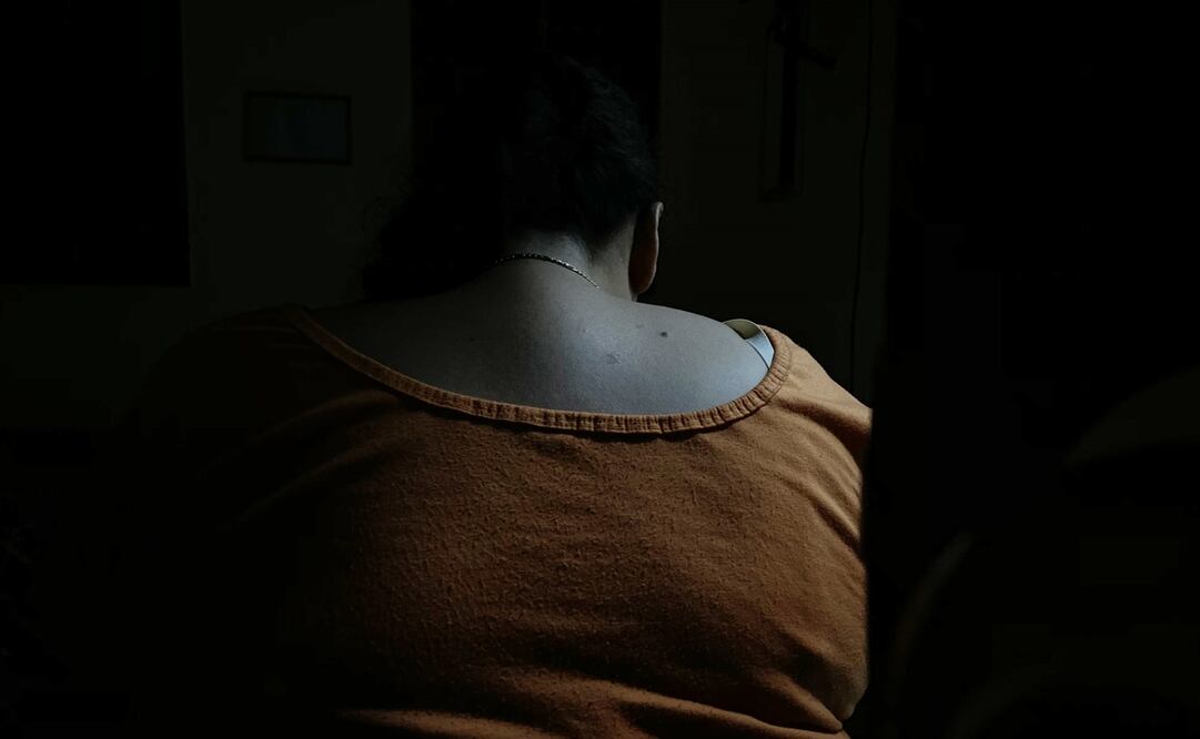 En el municipio de Aguililla, la hija de Ernestina, de sólo 15 años, fue raptada del interior de su casa por un jefe de plaza del CJNG; presuntamente el grupo delictivo decapitó a la joven, según un testimonio. Fotos: Carlos Arrieta/ AEL UNIVERSAL.