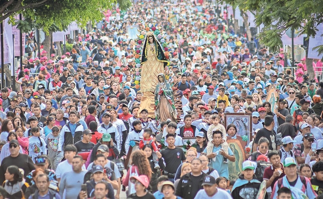 Como cada año, millones de peregrinos arriban a la Basílica de Guadalupe para festejarla y cantarle Las Mañanitas. Con peticiones y agradecimientos, acuden de todo el país al Cerro del Tepeyac. Algunos avanzaron de rodillas, otros descalzos y grupos se juntaron en la explanada para danzar, cantar y rezar. Foto: Luis Camacho / EL UNIVERSAL