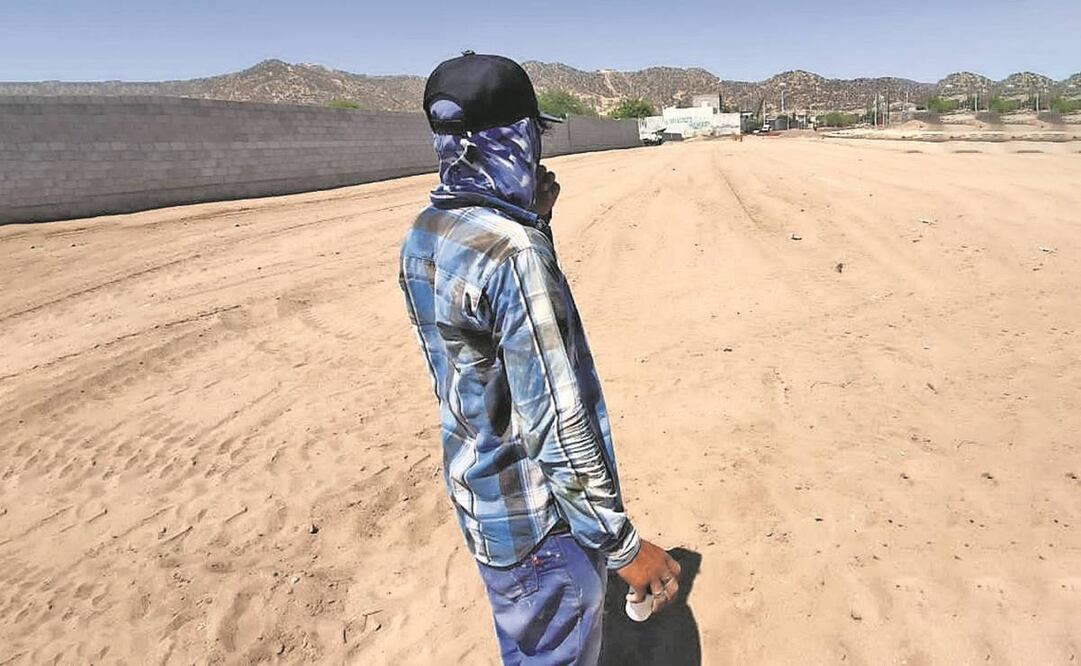 Manuel dice que ser albañil es muy pesado. No le gusta porque trabaja expuesto al sol y todos los días llega a su casa débil y sin fuerzas, duerme y despierta para alistarse para regresar a la obra. Foto: Amalia Escobar/EL UNIVERSAL